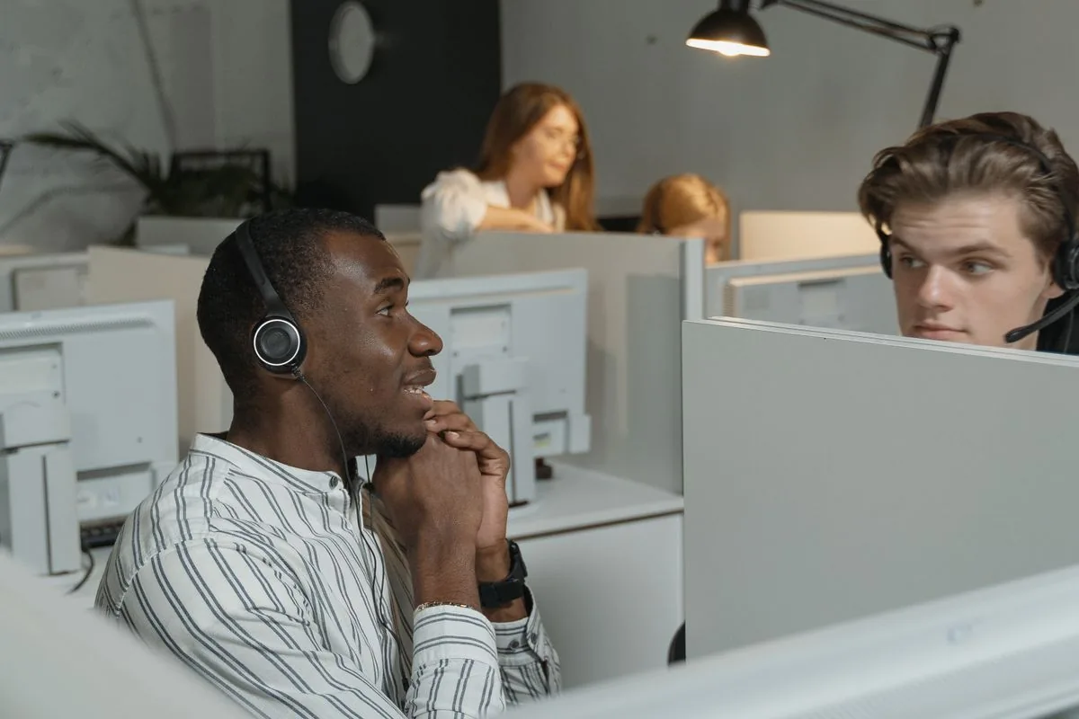 Equipe acompanhando conversas e oportunidades em um ambiente de atendimento